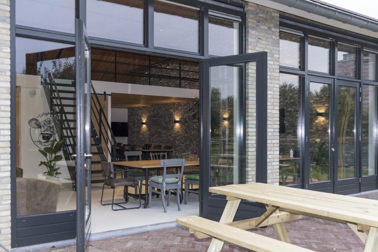 sfeerbeeld vanaf terras met picknicktafel sfeerbeeld vanaf terras