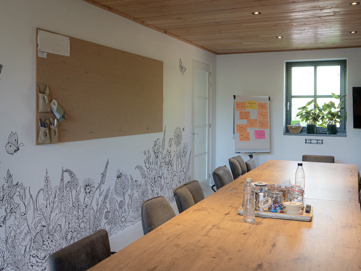 prikbord en flipover bij vergaderruimte vergaderen in de wei